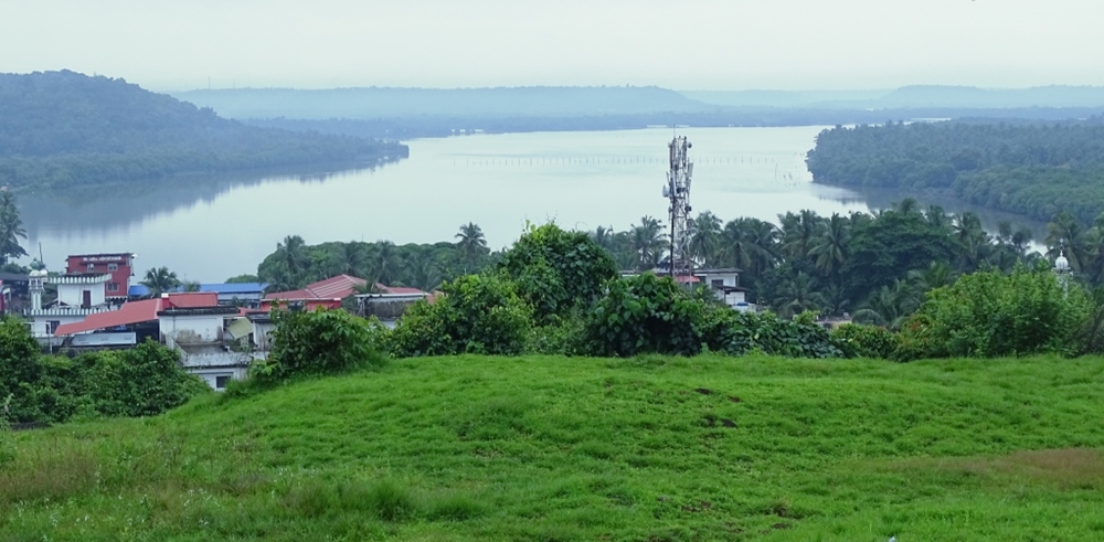 The greenery and lake at Madayipara