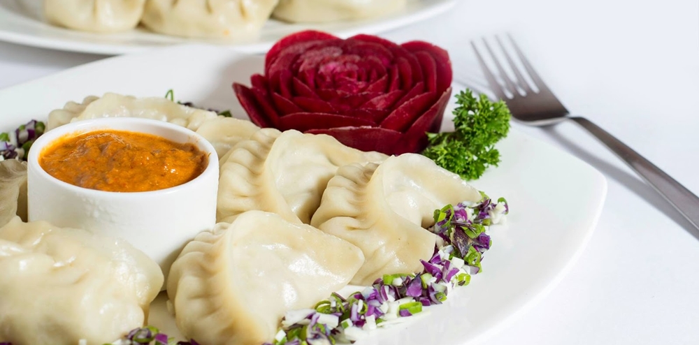 Chicken momos with sauce