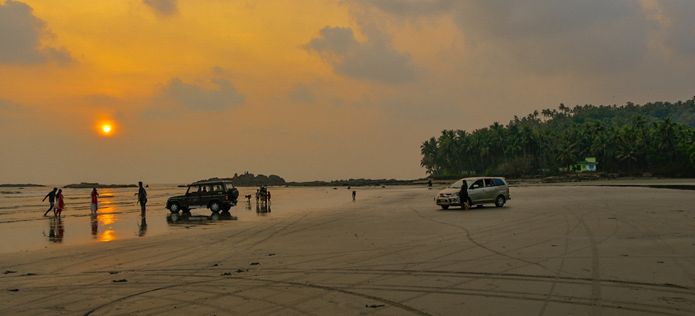 Families with their cars at the beach