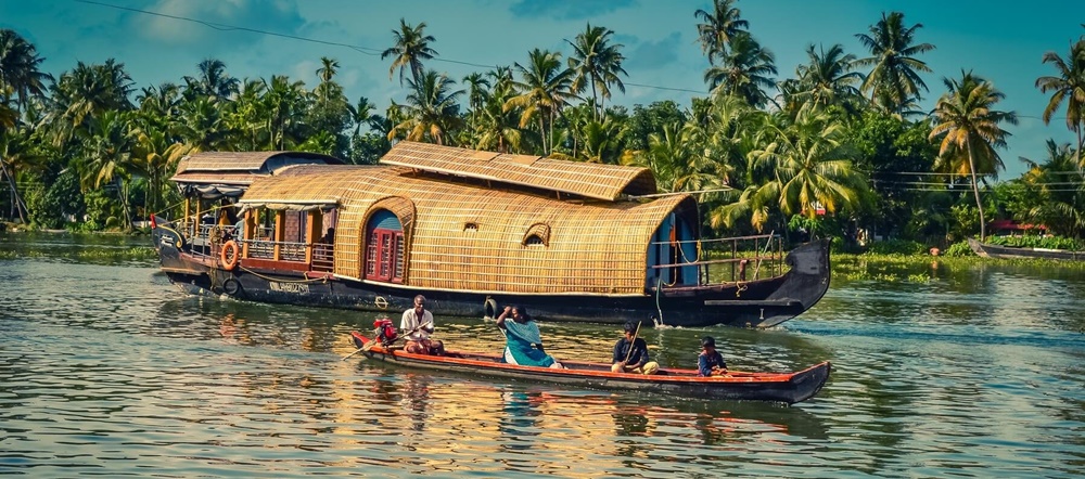 Houseboat cruise in Kerala